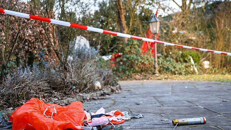 In Würzburg gestartet: Kleinflugzeug stürzt in Garten in Sauerland - Pilot tot
