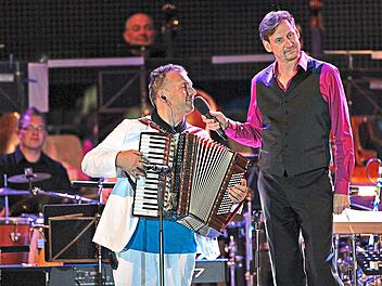 Klaus Pfreundner (links) und Eric Boggasch im musikalischen Zwiegespr&auml;ch &ndash; so war es bei der Erstauflage von &bdquo;Amadeus Rockt&ldquo; 2006.Hofer Symphoniker