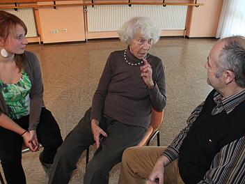 Erika Lehmann hat Studentin Theresa Mayer und Gruppenleiter Helmut Ebert viel zu erzählen.  Foto Jürgen Gärtner