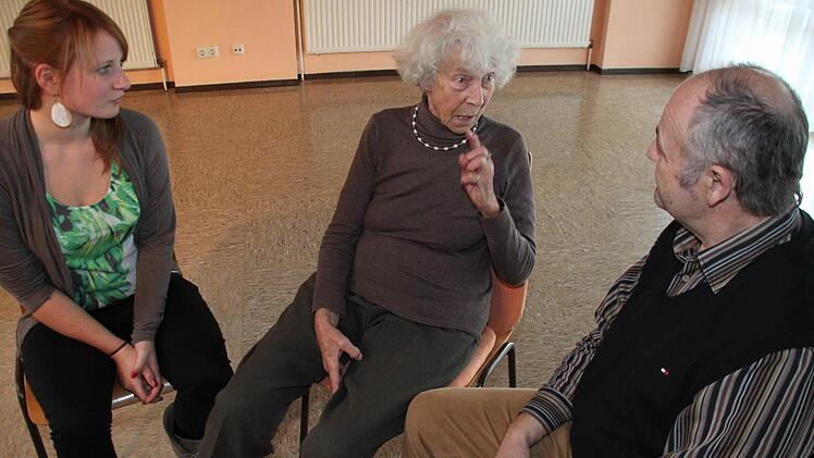 Erika Lehmann hat Studentin Theresa Mayer und Gruppenleiter Helmut Ebert viel zu erzählen.  Foto Jürgen Gärtner