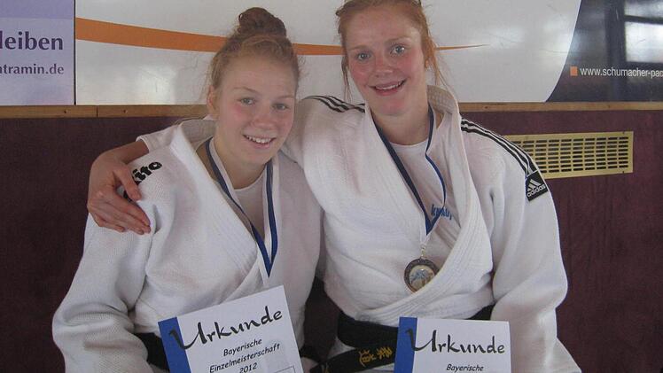 Nicola und Dominice Weiglein präsentieren ihre Medaillen und Urkunden, die sie bei der Bayerischen Meisterschaft der Frauen errungen haben. Foto: Weiglein