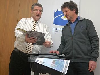 Landrat Michael Busch (links) und Abfallberater Wolfgang Sommer sind mit der neuen Abfallfibel sehr zufrieden.