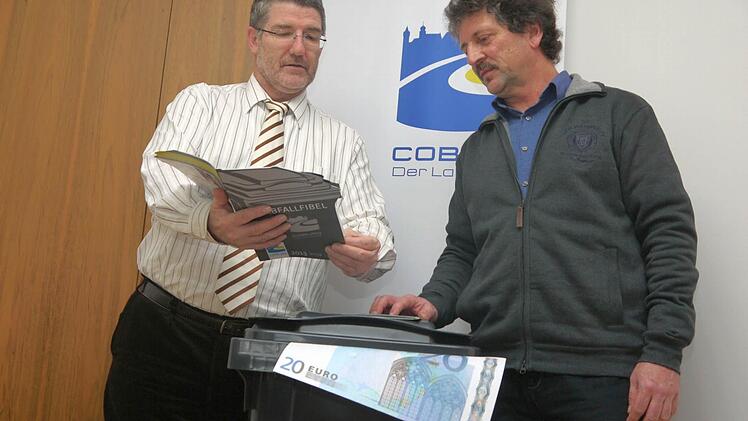 Landrat Michael Busch (links) und Abfallberater Wolfgang Sommer sind mit der neuen Abfallfibel sehr zufrieden.