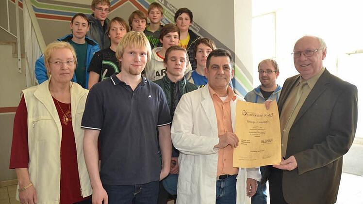 Sie freuen sich über den soeben unterzeichneten Kooperationsvertrag zwischen der Firma Rebhan, Kunststoffverpackungen und der Grund- und Mittelschule Pressig. Vorne, von links, Elisabeth Williams (Betriebsratsvorsitzende), Pierre Dettmann (Ausbilder), Domenico Artefice (Technischer Leiter) und Rektor Günther Hanna (Grund-und Mittelschule Pressig).