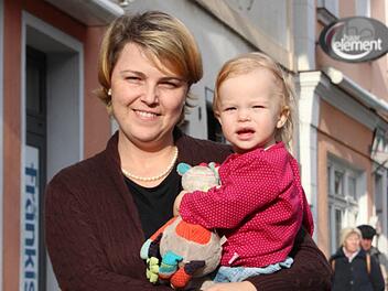 Bianca Geis mit Tochter Greta vor dem Geschäft. Sie übernimmt ab November den Buch- und Papierladen.