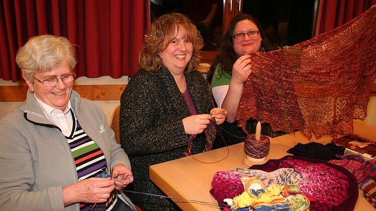 Sandra Zink (Mitte) und ihre Mutter Betty (links) sind schon mit dem Strickvirus infiziert. Freundin Silvia Ochs (rechts) bewundert zwar die Produkte, outet sich aber als totale Anfängerin. Foto: Evi Seeger