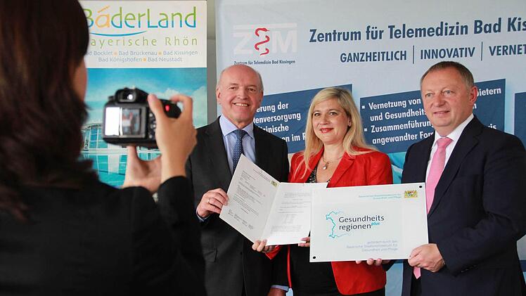 Die beiden Landräte Thomas Habermann (Rhön-Grabfeld) und Thomas Bold (Bad Kissingen) freuen sich über den Förderbescheid zur "Gesundheitsregion plus", den Melanie Huml (bayerische Gesundheitsministerin) für das Bäderland Bayerische Rhön aus München mitgebracht hat.