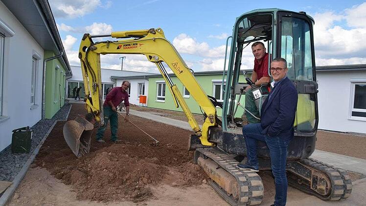 Vertriebsleiter Frank Stanger nimmt sich gerne die Zeit für ein Gespräch mit den Arbeitern. Hier tauscht er sich mit dem Vorarbeiter der Firma Romeis aus, die die Außenanlagen um das neue Pflegewohnheim gestaltet. Seit Jahren arbeitet die Wolf-Haus GmbH mit zehn, zwölf regionalen Firmen zusammen. Foto: K. Kupka-Hahn