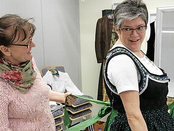 Marianne Bogner begutachtet die schwarz-grüne Tracht einer Teilnehmerin. Fotos: Sylvia Hubele