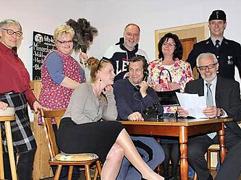 Goethe in Gemünda? Die Theatergruppe des TSV Gemünda macht es bei fünf Vorstellungen möglich (von links): Rosel Nitzsche, Manu Hennig, Nina Bornitzky, Uwe Pflaum, Michael Löhlein, Anke Dippold, Leo Tusche und Herbert Zapf. Foto: Carsten Höllein