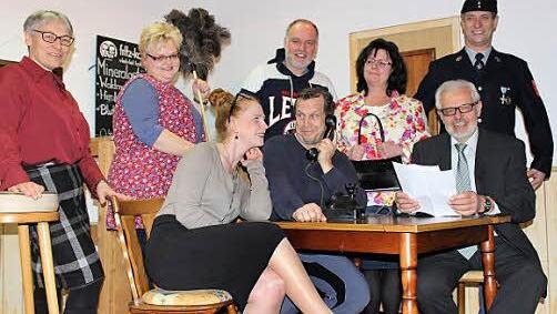 Goethe in Gemünda? Die Theatergruppe des TSV Gemünda macht es bei fünf Vorstellungen möglich (von links): Rosel Nitzsche, Manu Hennig, Nina Bornitzky, Uwe Pflaum, Michael Löhlein, Anke Dippold, Leo Tusche und Herbert Zapf. Foto: Carsten Höllein