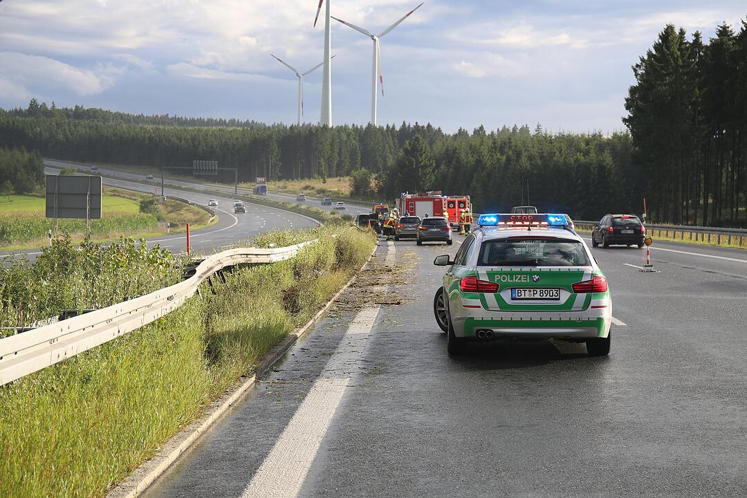 Schwerer Unfall auf der A9: Auto gerät auf nasser Straße ins Schleudern – Gaffer filmen