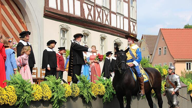 Bei Sonnenschein und angenehmen Temperaturen fand das erste Heimatspiel des Jahres 2017 statt. Das Bild zeigt die Szene, in der der Schwedenobrist mit Pferd in Erscheinung tritt. Fotos: Heike Beudert