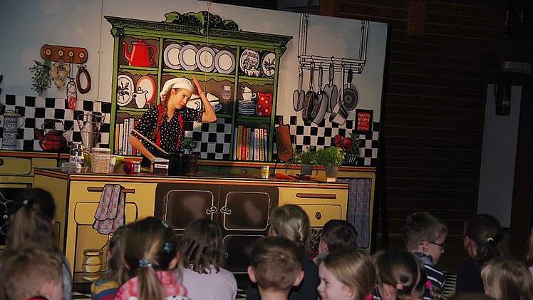 Moderatorin Tina Turbo - alias Katharina Krause - lud zum "absolutirren Kochduell".Heike Sch&uuml;lein