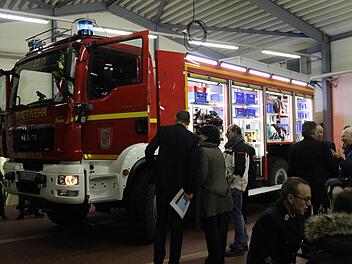 Die Besucher konnten das neue TLF 4000 genau unter die Lupe nehmen. Es hat einen 5000-Liter-Tank und ist auch ansonsten perfekt für den Einsatz in Thurnau geeignet. Foto: Katharina Müller-Sanke
