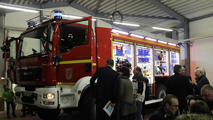 Die Besucher konnten das neue TLF 4000 genau unter die Lupe nehmen. Es hat einen 5000-Liter-Tank und ist auch ansonsten perfekt für den Einsatz in Thurnau geeignet. Foto: Katharina Müller-Sanke