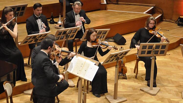 Das Kurorchester Bad Kissingen unter der Leitung von Burghard Toelke, zeigte sich als beeindruckendes Salonorchester, das sowohl solistisch, als auch als Begleitorchester punktete.