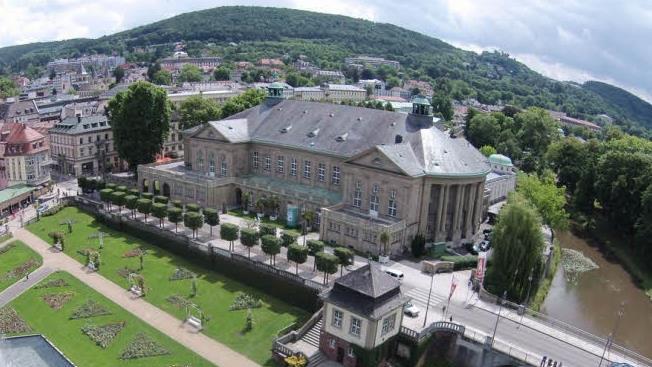 Der Regentenbau und die Kuranlagen sind Dreh- und Angelpunkt für den Bad Kissinger Teil des Unesco-Welterbe-Bewerbung. Foto: Frank Sterrmann/Archiv