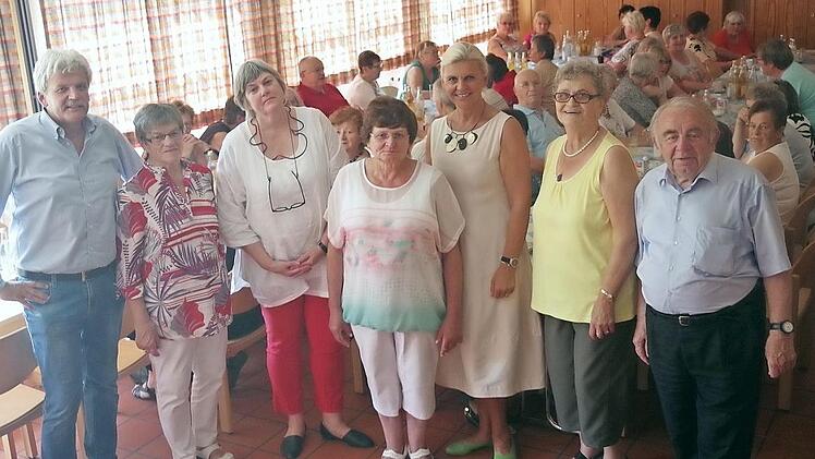 Bei der Fachtagung freuten sich (von links) Ortsverbands- und stellvertretender Kreisvorsitzender Wolfgang Förtsch, Bezirks-Frauenvertreterin Maria Stadter, Frauen-Referentin Ruth Link, Ehrenkreisfrauenbeauftragte Irmgard Ehrhardt, Bürgermeisterin Susanne Grebner, Kreisfrauenbeauftragte Gisela Mertens und Kreisvorsitzender Heinz Hausmann über den sehr guten Zuspruch in der Kronachtalhalle. Foto: hs