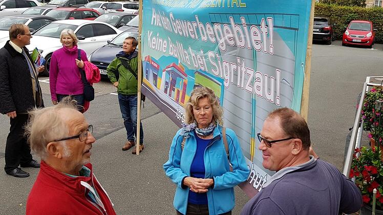 Aktivisten des Bund Naturschutz protestierten vor der Stadtratssitzung am Donnerstag gegen eine Baywa-Ansiedlung in Sigritzau. Foto: E.Roepert