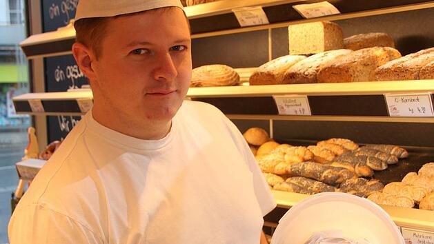 "Die Kassenbons nimmt keiner mit", sagt "Gr&uuml;nwehrbeck" Sebastian Gro&szlig;. Der B&auml;ckermeister muss die vielen Kaufbelege entsorgen. Fotos: Alexander Hartmann