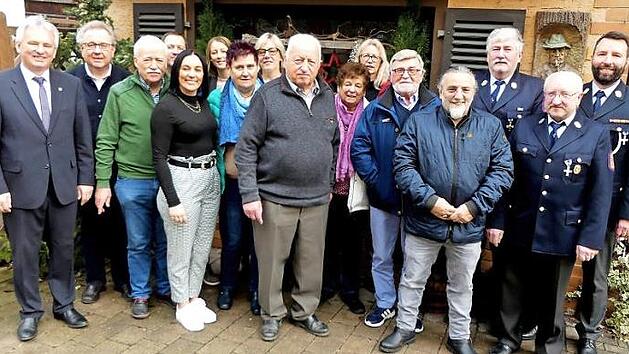 Der Jubilar (vorne, Mitte) mit seinen Gratulanten, darunter auch (von links ) B&uuml;rgermeister Werner Diersch und Pfarrer Peter Ahrens  Foto: Dieter H&uuml;bner