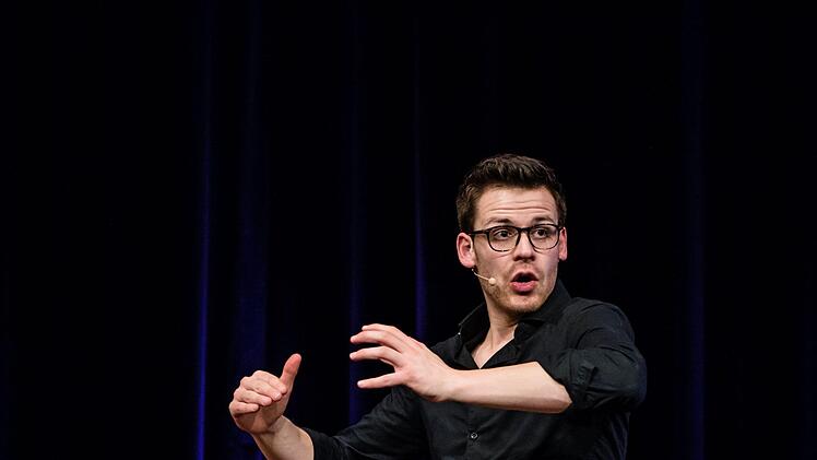 Schwer zu ertragnn, das Leben als Single in Niederbayern: Martin Frank bei seinem Gastspiel in Coburg.Foto. Jochen Berger