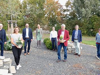 Bernhard Schurig wurde von der Volkshochschule Landkreis Ha&szlig;berge w&uuml;rdig verabschiedet und neue Mitarbeiter vorgestellt. Im Bild von links: Gesch&auml;ftsf&uuml;hrer Holger Weininger, Sandra Langguth, Vorsitzender Holger Baunacher, Bezirksvorsitzende Renate Kaut, Marie Trau&szlig;neck, Bernhard Schurig, Christian Ruser und Regina Derleth. Christian Licha