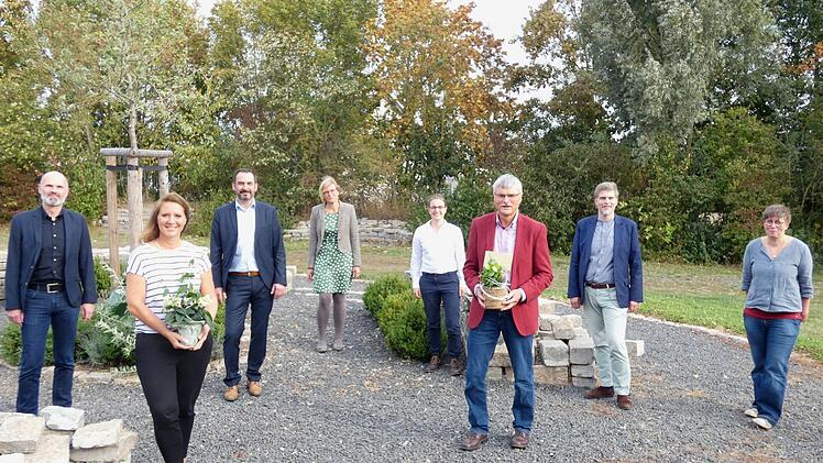Bernhard Schurig wurde von der Volkshochschule Landkreis Haßberge würdig verabschiedet und neue Mitarbeiter vorgestellt. Im Bild von links: Geschäftsführer Holger Weininger, Sandra Langguth, Vorsitzender Holger Baunacher, Bezirksvorsitzende Renate Kaut, Marie Traußneck, Bernhard Schurig, Christian Ruser und Regina Derleth. Christian Licha