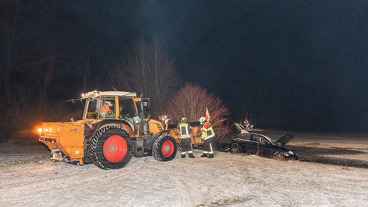 Kurioser Einsatz für die Feuerwehr: Herrenloses Auto in Eisfläche eingebrochen