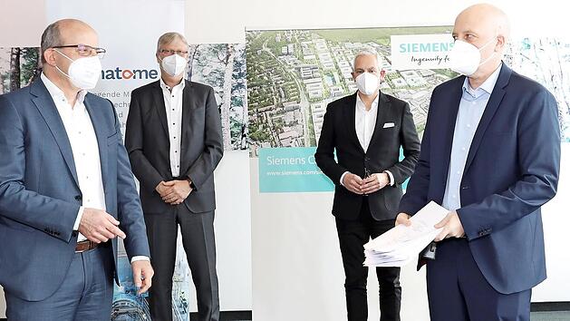 Eine neue Heimat auf dem Campus: Thomas Schwarm, Standortleiter der Siemens Real Estate (Zweiter von rechts), und Carsten Haferkamp, Gesch&auml;ftsf&uuml;hrer der Framatome GmbH (Zweiter von links) unterzeichneten langfristige Mietvertr&auml;ge zum Verbleib der technischen Framatome-Einrichtungen auf dem Siemens-Campus Erlangen. Mit im Bild sind (hinten, von links) Wolfgang D&auml;uwel, Standortleiter Framatome Erlangen, Thomas Inderthal, Leiter Business Support bei Framatome, Thomas Braun, General Manager Sieme...