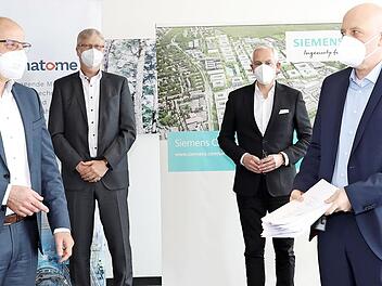Eine neue Heimat auf dem Campus: Thomas Schwarm, Standortleiter der Siemens Real Estate (Zweiter von rechts), und Carsten Haferkamp, Geschäftsführer der Framatome GmbH (Zweiter von links) unterzeichneten langfristige Mietverträge zum Verbleib der technischen Framatome-Einrichtungen auf dem Siemens-Campus Erlangen. Mit im Bild sind (hinten, von links) Wolfgang Däuwel, Standortleiter Framatome Erlangen, Thomas Inderthal, Leiter Business Support bei Framatome, Thomas Braun, General Manager Sieme...
