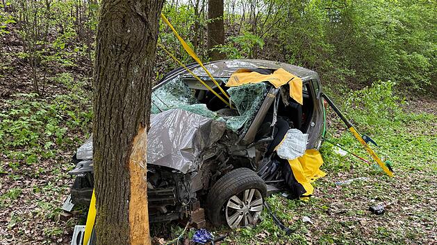 Auto prallt im Kreis Ha&szlig;berge gegen Baum