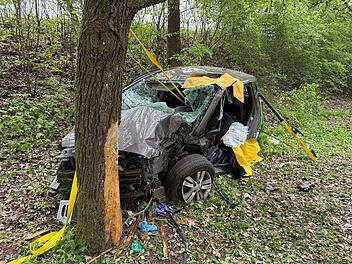 Auto prallt im Kreis Ha&szlig;berge gegen Baum