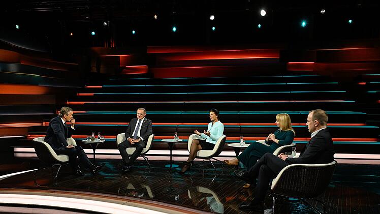 Im ZDF-Talk sprachen, von links: Tino Chrupalla, Sahra Wagenknecht, Melanie Amann und Peter Neumann.