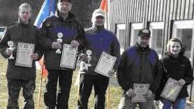 Die Podiumsplätze in der Klasse 4 wurden ausschließlich von den Gastgebern belegt. Bei der Siegerehrung von rechts Sandra Friedrich (Chemnitz, 5.), Marc Lehmann (Ebern, 4.), Raimund Parzefall (Ebern, 3.), Gerhard Einwag (Ebern, 1.), Nils Aschbacher (Ebern, 2.)