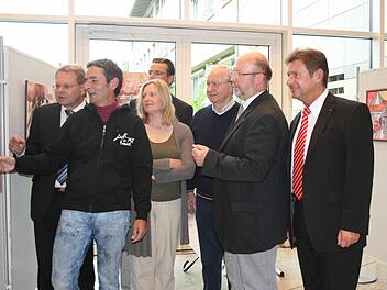 Der Maler und Künstler Martin Ludwig (Zweiter von links) stellt derzeit einen Teil seiner Arbeiten in der Hauptgeschäftsstelle der Sparkasse in Kronach aus. Mit im Bild (von links): Bürgermeister Wolfgang Beiergrößlein, Lissy Ludwig, Verwaltungsratsmitglied Horst Pfadenhauer, Altlandrat Heinz Köhler, der Weißenbrunner Bürgermeister Egon Herrmann und der Leiter Kommunikation der Sparkasse, Rainer Ludwig. Foto: Veronika Schadeck