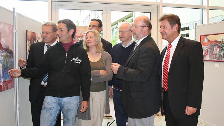Der Maler und Künstler Martin Ludwig (Zweiter von links) stellt derzeit einen Teil seiner Arbeiten in der Hauptgeschäftsstelle der Sparkasse in Kronach aus. Mit im Bild (von links): Bürgermeister Wolfgang Beiergrößlein, Lissy Ludwig, Verwaltungsratsmitglied Horst Pfadenhauer, Altlandrat Heinz Köhler, der Weißenbrunner Bürgermeister Egon Herrmann und der Leiter Kommunikation der Sparkasse, Rainer Ludwig. Foto: Veronika Schadeck