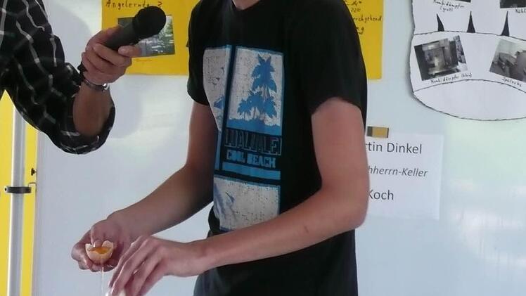 Martin Dinkel backte Pfannkuchen. Das hat er bei seinem Praktikum gelernt.