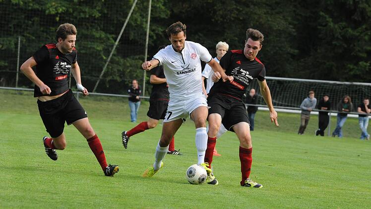 Szene vom Pokalspiel des FC Reichenbach (dunkle Trikots) gegen Kickers Würzburg (0:8).