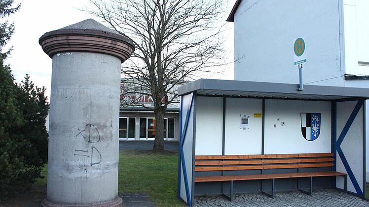 An der Bushaltestelle der Burghaiger Schule steht eine plakatfreie Säule. Foto: Jürgen Gärtner