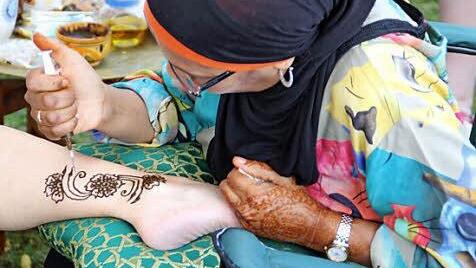 Afrika geht unter die Haut. Besucher hatten die Möglichkeit, sich ein echtes Henna-Tattoo machen zu lassen.  Foto: Mariell Dörrschmidt