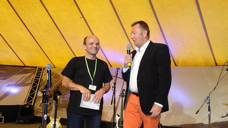 Eröffnungsabend beim Missio-Camp mit Bürgermeister Udo Baumann (rechts). Er dankte Stefan Schroth für das Engagement und das Missio-Camp. Foto: Marion Eckert
