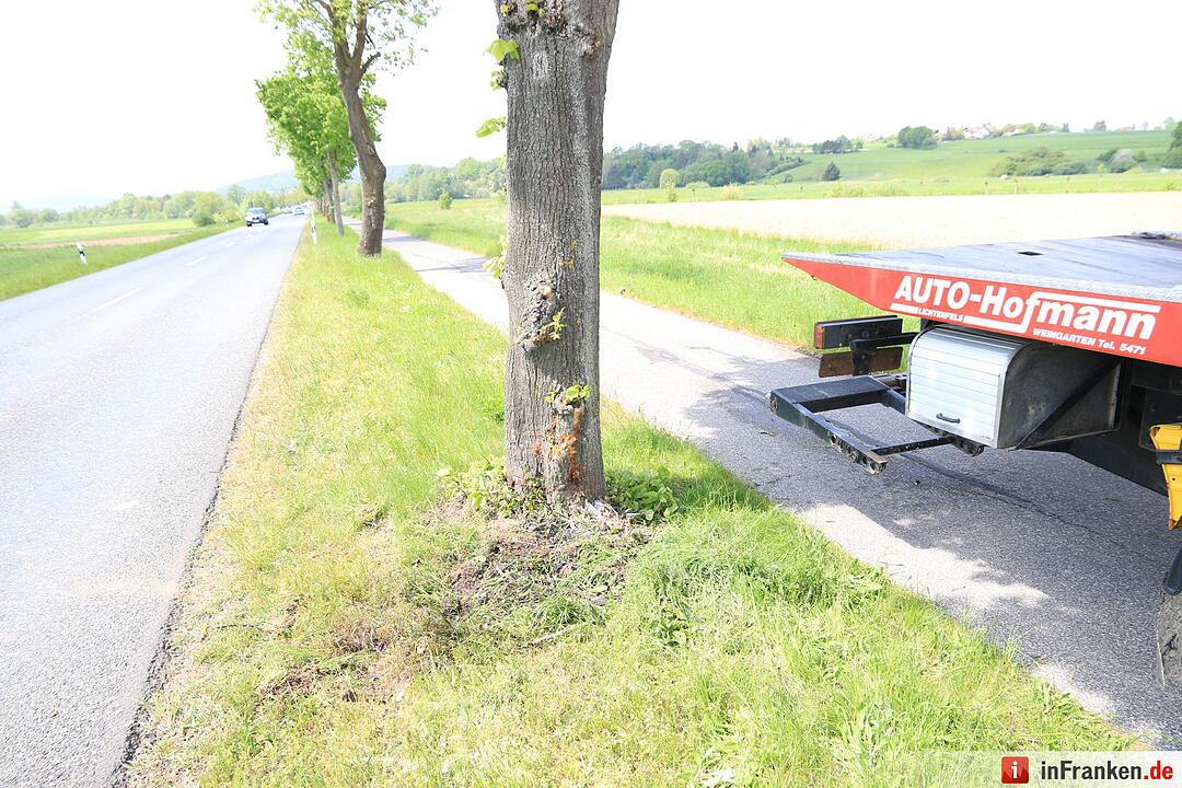Gegen Baum geprallt: Junge Frau bei Michelau schwer verletzt