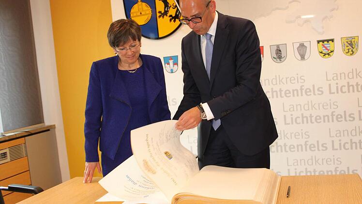 Landrat Christian Meißner zeigte Heidrun Piwernetz, wer sich schon vor ihr ins Goldene Buch des Landkreises eintragen durfte. Foto: Popp