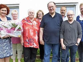Das Goldpaar Anita und Robert Zahl (Mitte) mit (von links) Zweiter Bürgermeisterin Doris Manz, den Töchtern Andrea und Michaela, Schwiegersohn Jürgen Ramming, Enkel Fabian und Thomas Olland.  Foto: K.-P. Wulf