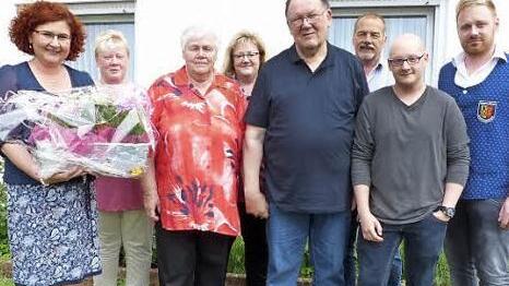 Das Goldpaar Anita und Robert Zahl (Mitte) mit (von links) Zweiter Bürgermeisterin Doris Manz, den Töchtern Andrea und Michaela, Schwiegersohn Jürgen Ramming, Enkel Fabian und Thomas Olland.  Foto: K.-P. Wulf