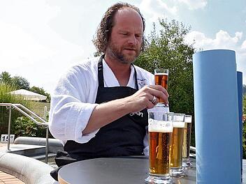 Schauspieler Andreas Leopold Schadt schaut sich die Biere genau an, die er probieren soll. Foto: Stefan Hinterleitner