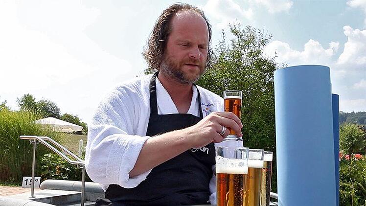 Schauspieler Andreas Leopold Schadt schaut sich die Biere genau an, die er probieren soll. Foto: Stefan Hinterleitner