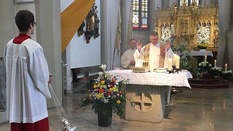 Mit Lukas Schumm und  Ulrich Ortner gestaltete Pater Dieter Putzer einen Gottesdienst in der Wunderburger Kirche Maria Hilf. Foto: Michael Memmel